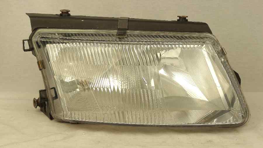 VOLKSWAGEN PASSAT B5 Right Headlight (1998 1999 2000 2001)